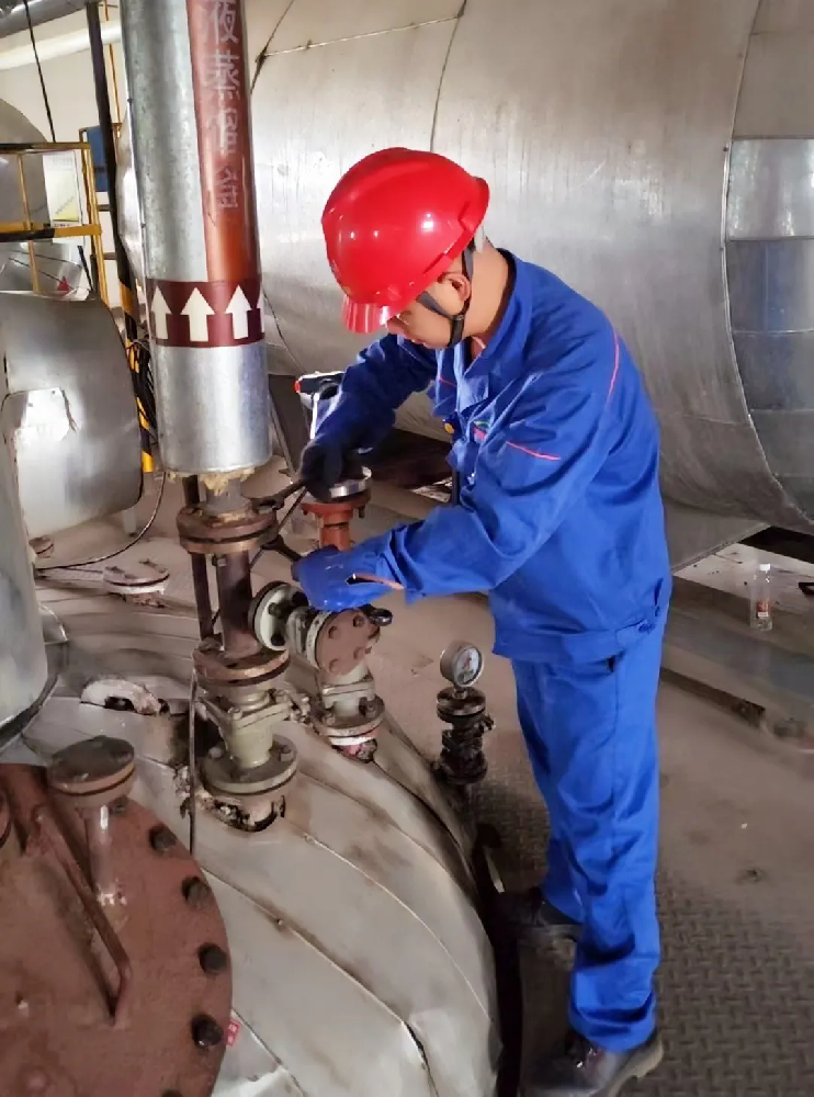 学有标杆 赶有方向——记二苯醚厂李斌与张学琴的奋斗故事